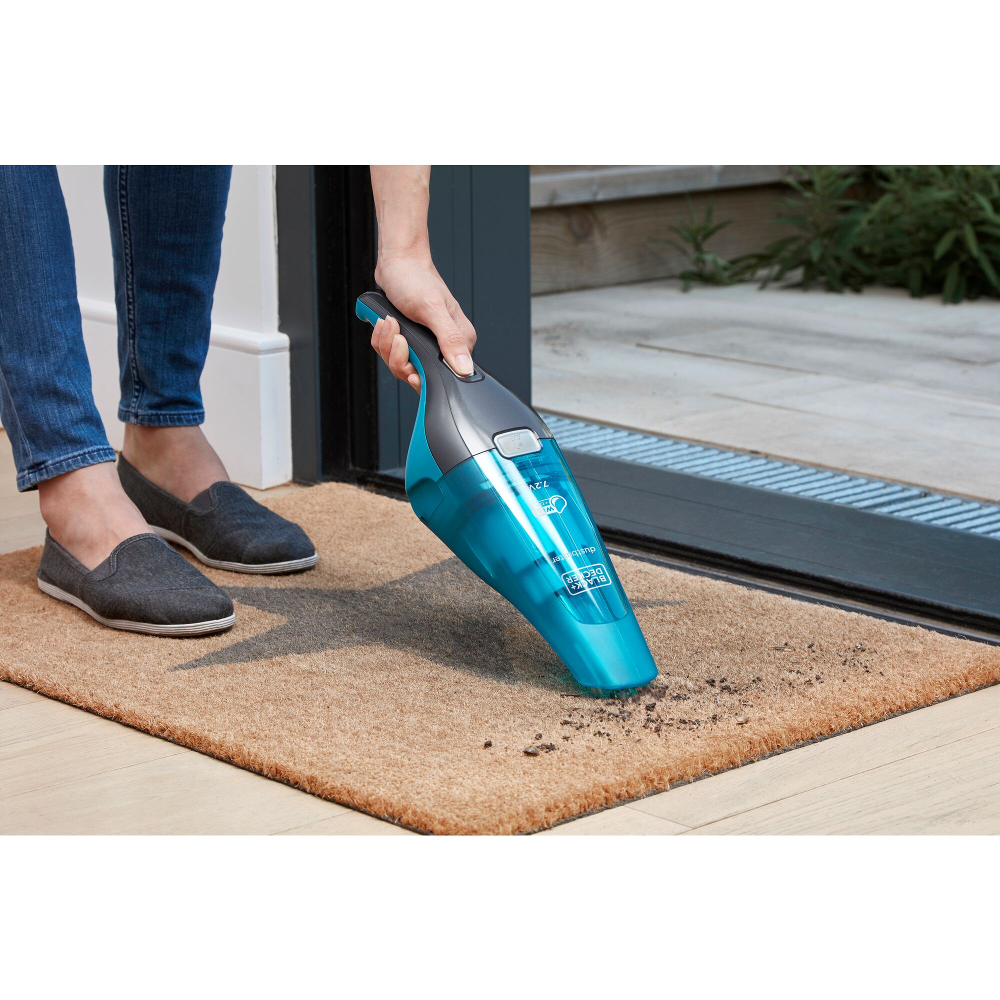 Black and decker 10.8 wh online dustbuster